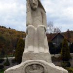 Kamienna figura Chrystusa Frasobliwego w miejscowości Bieńkówka