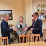 Wójt ściskający dłoń Janowi Sasule