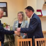 Wójt ściskający dłoń Janowi Sasule